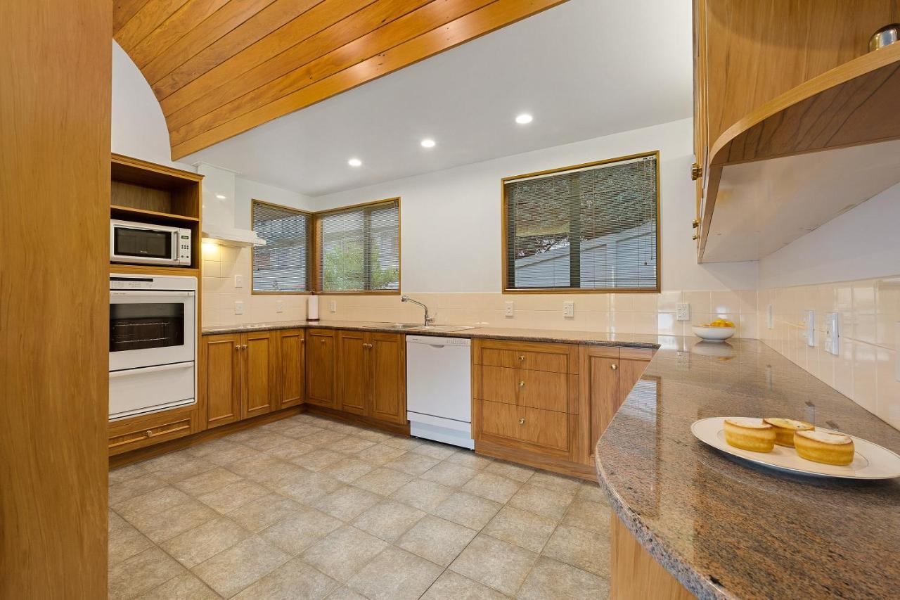 Huge Lakefront Delight - Queenstown Holiday Home Exterior photo